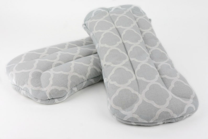 Heat Therapy Hand Warming Mitts for Discomfort & Relief. Microwave Heating Pad for the Entire Hand Set of 2 5- Gray Quatrefoil