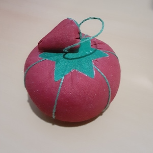 Puntaspilli, Puntaspilli a forma di pomodoro, Puntaspilli con fragola
