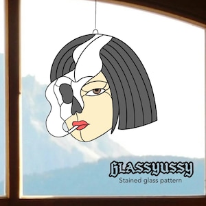 Puede incluir: Patrón de vidriera que representa una cara, mitad calavera y mitad humana, con un cigarrillo. El diseño utiliza colores negro, blanco y beige. Se incluye el texto "GLASSYUSSY" y "Stained glass pattern".
