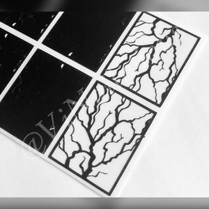 Puede incluir: Impresión de arte abstracto en blanco y negro con un diseño de árbol. La impresión está enmarcada en un cuadrado negro.