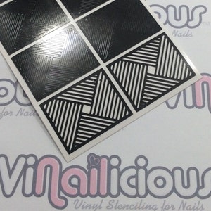 Può includere: Stencils per unghie in bianco e nero con motivi geometrici. Gli stencil presentano quadrati con linee diagonali e disegni a righe. Il marchio "Vinailicious" è visibile sullo sfondo, insieme al testo "Vinyl Stenciling for Nails."