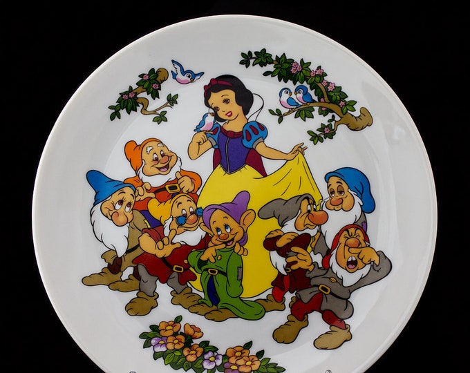 Vintage Goebel Snow White and the Seven Dwarfs collector wall display plate made in Germany. Goebel Disney Collection.