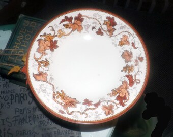 Perfect for Afternoon Tea or on a Lady/'s Dresser or Vanity. Wonderful Porcelain Wedgwood Leaf-Shaped PinRing Dish in Mirabelle