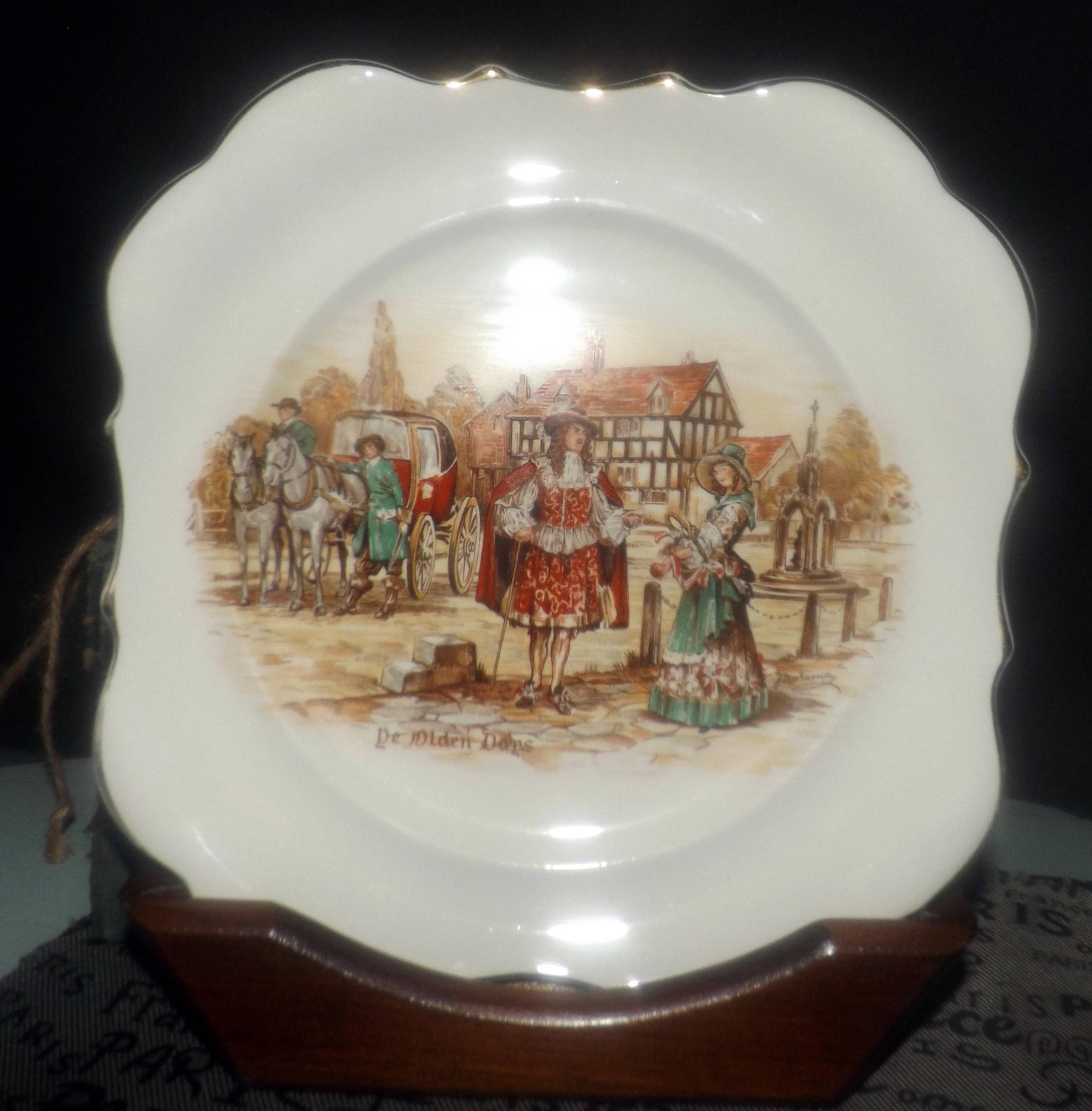 Lancaster and Sandland English ware cheesebutter dish In an Olde World Garden pattern