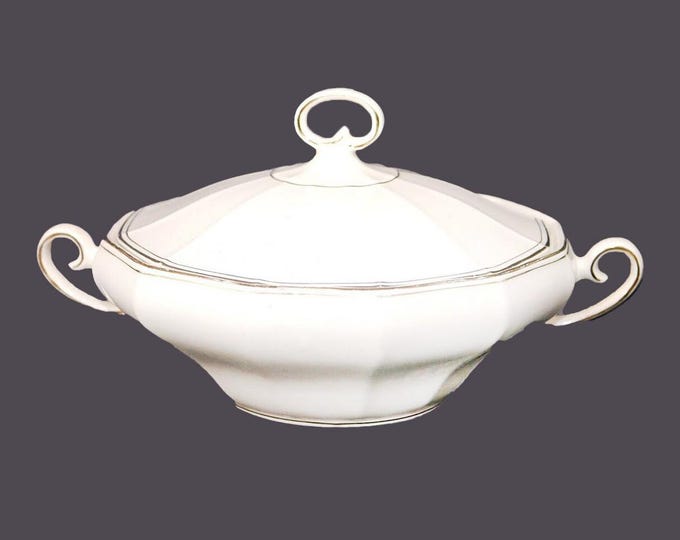 Myott MYO7129 covered handled vegetable serving bowl made in England. Flaws (see below).