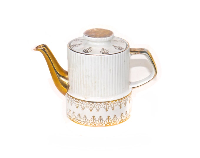 Gibsons W767 four-cup teapot made in England. Flaws (see below).
