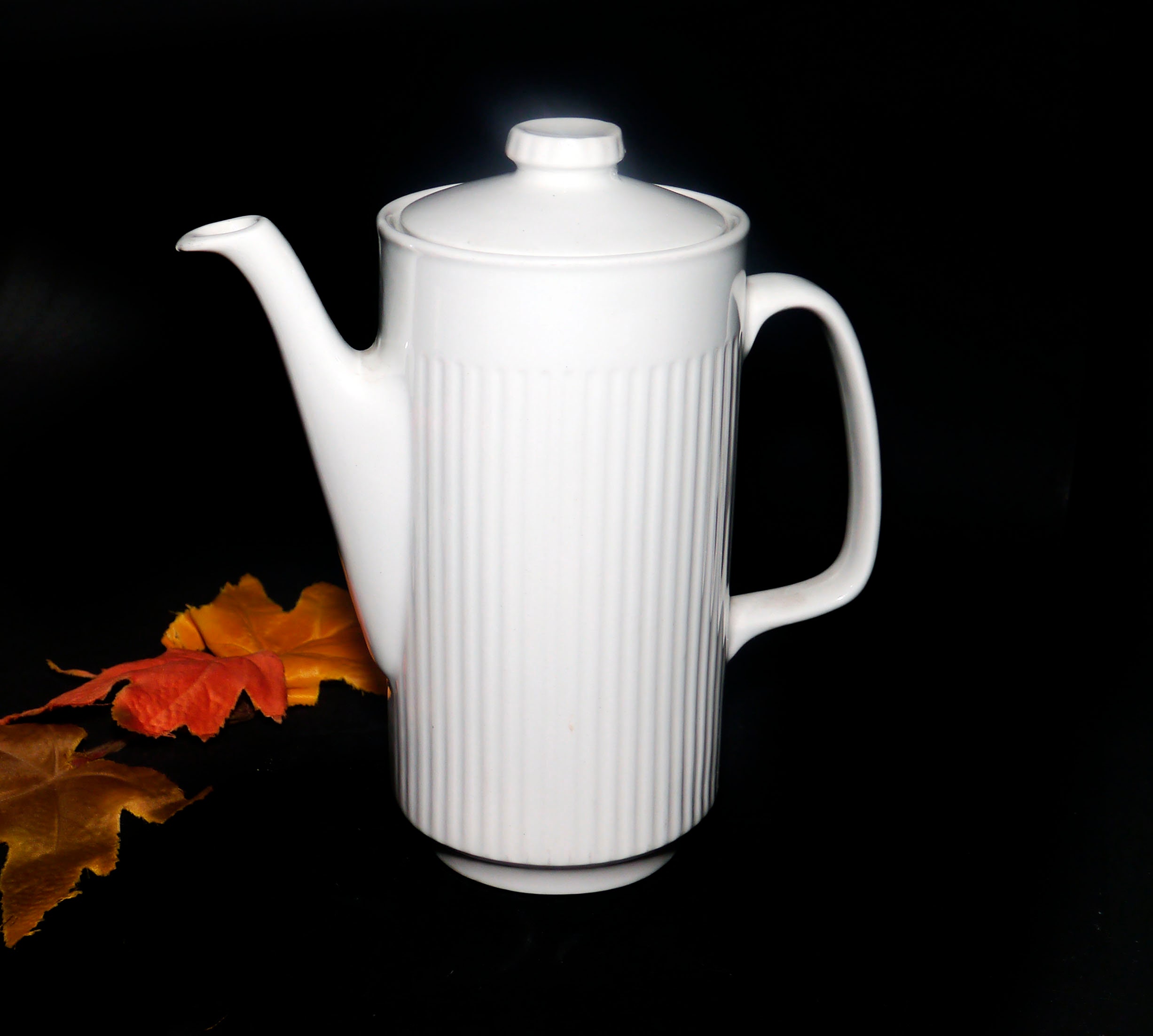 Johnson Brothers Athena sixcup teapot. Allwhite ironstone made in