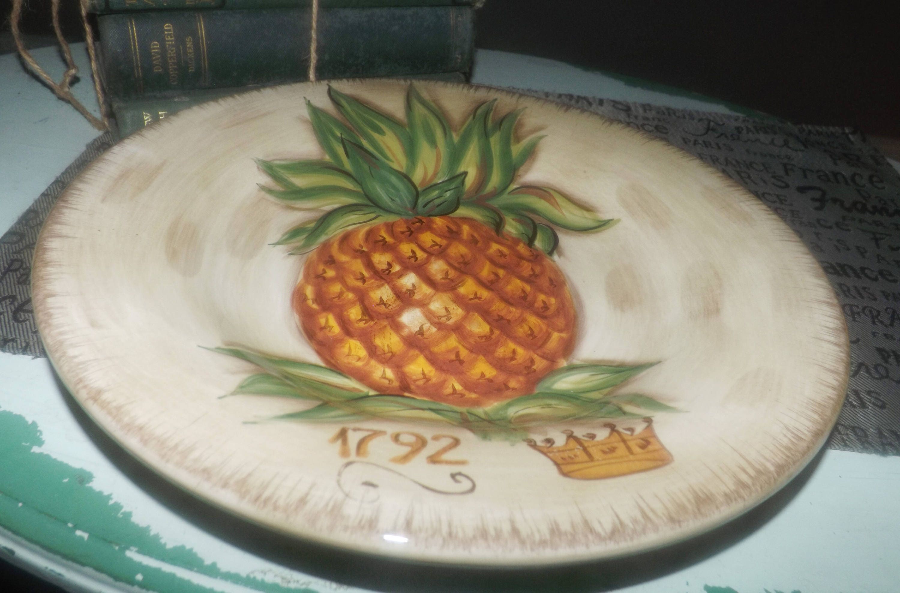 scarce Tabletops Unlimited Tropical Pineapple salad plate Hand-painted pineapple in center wording 1792 with crown. Vintage 1996