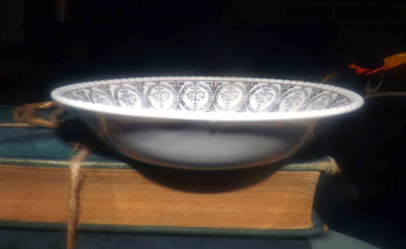 Simpsons Potters Vintage SOHO Athlone 606 floral and filigree fruit nappie Ambassador Ware. dessert Fondeville 1930s berry bowl