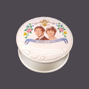 Charles & Diana porcelain trinket box commemorating the 1981 Royal wedding.