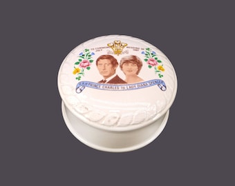 Charles & Diana porcelain trinket box commemorating the 1981 Royal wedding.