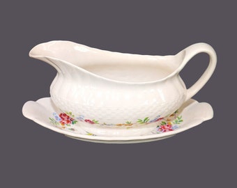 Vintage Simpsons Potters Finsbury gravy boat with underplate. Solian Ware England.