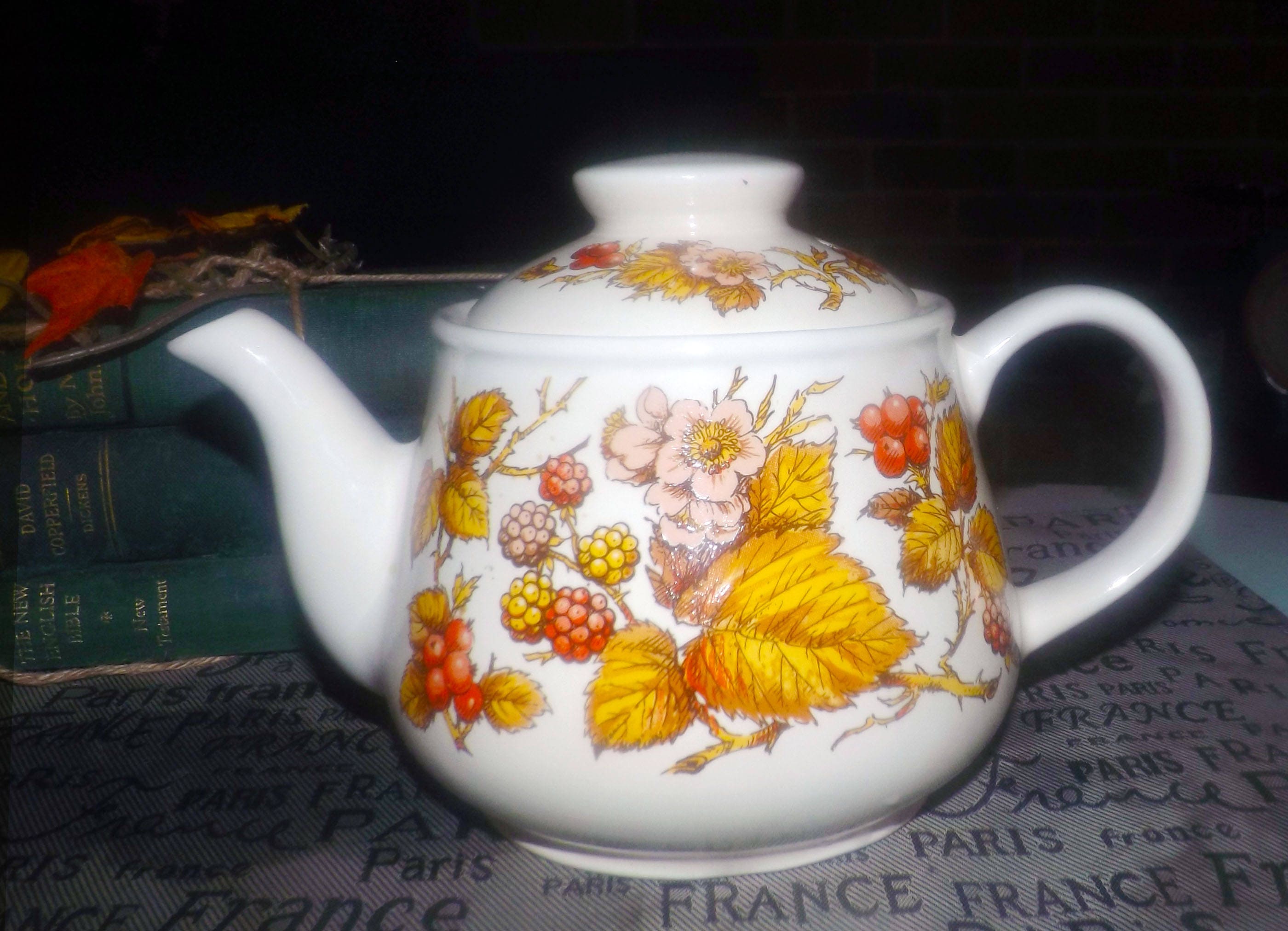 Vintage (1970s) Sadler teapot with lid. Fall autumncolored leaves