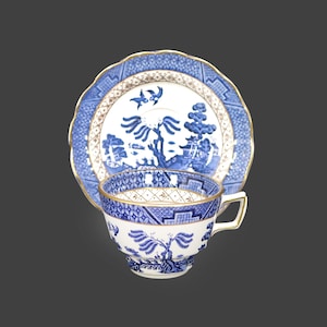 Booth&#39;s Real Old Willow A8025 cup and saucer set. Blue-and-white Chinoiserie made in England. Flaw (see below).