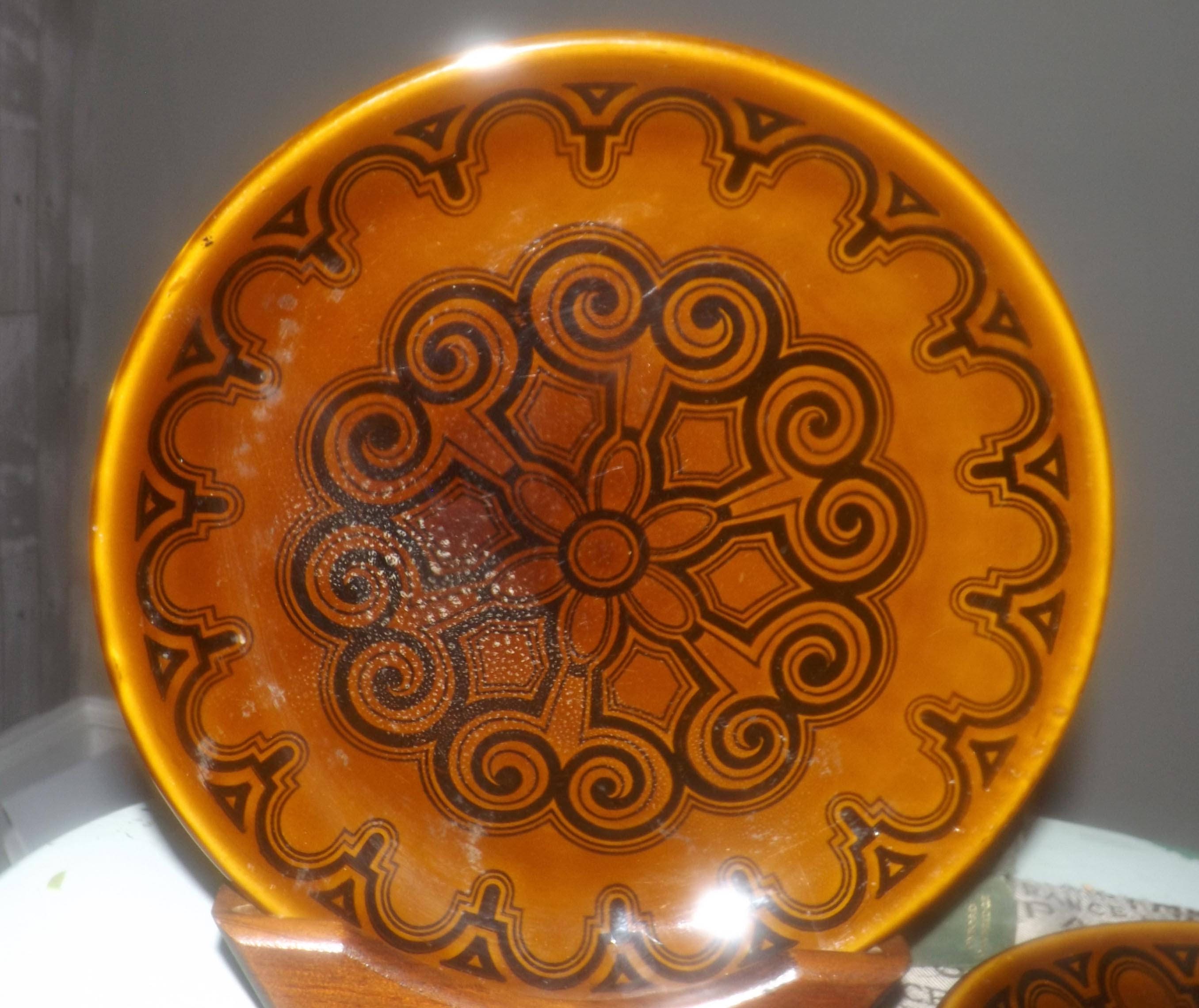 Set of three retro Biltons BIL58 large dinner plates. Highgloss brown