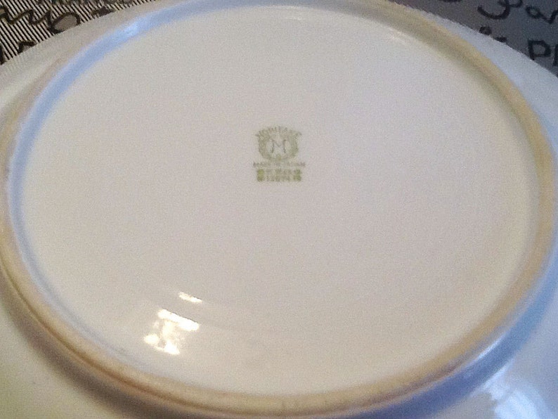 Almost antique art-nouveau floral band. Gold edge early 1920s Noritake Morimura Regina 13674 hand-painted dinner plate