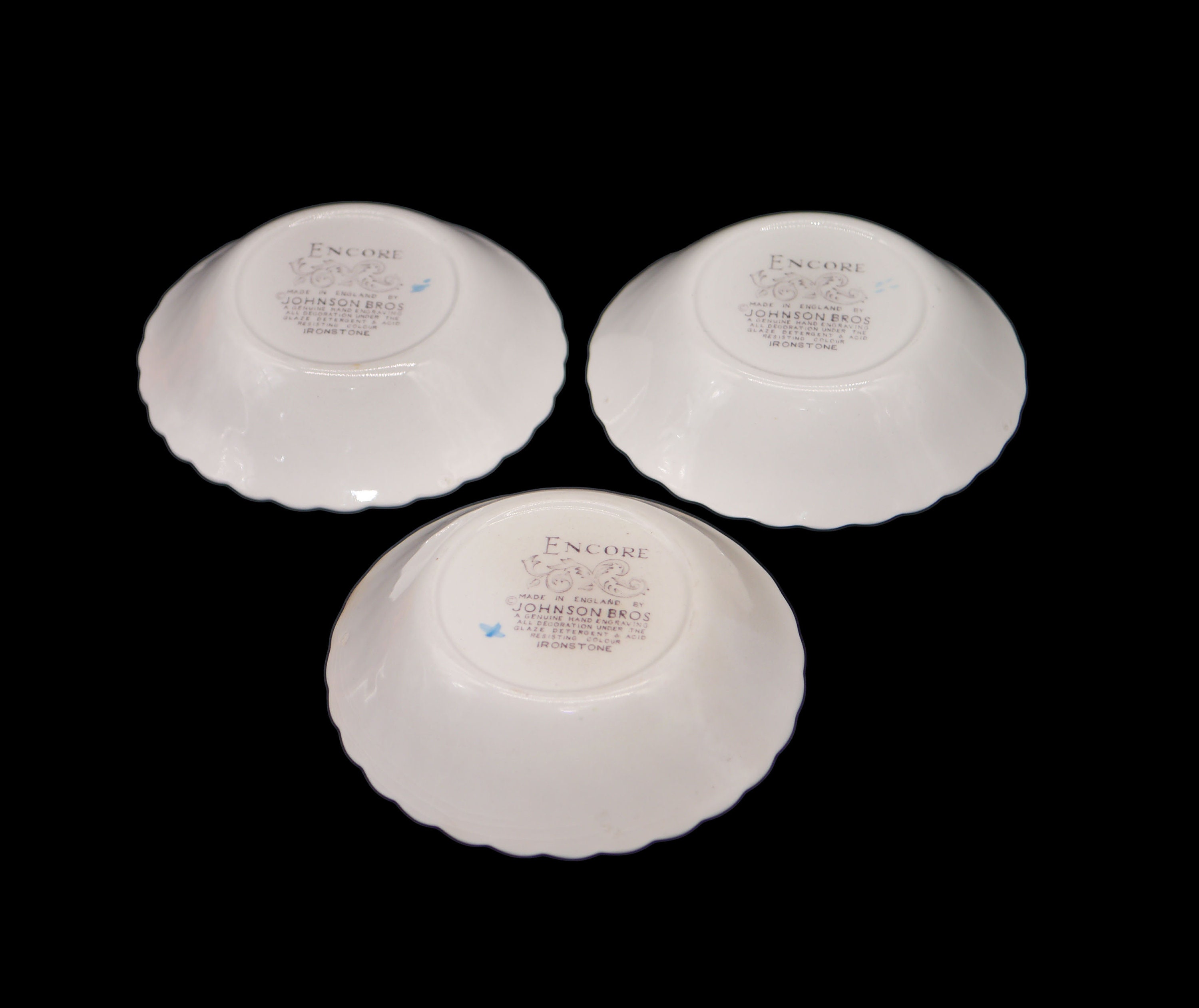Three Johnson Brothers Encore fruit nappies, dessert bowls made in England.
