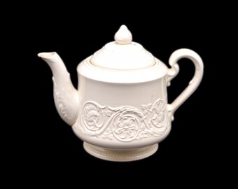 Wedgwood Patrician four-cup teapot. Wedgwood Queensware made in England. Flaws (see below).