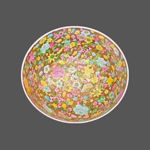 Grand bol pour centre de table cloisonné. Laiton incrusté et motifs floraux. Rose, jaune, bleu, vert.