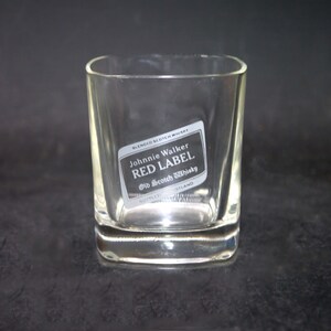 Peut inclure: Un verre &agrave; whisky en verre transparent avec une base carr&eacute;e et une &eacute;tiquette Johnnie Walker Red Label Scotch Whisky sur le c&ocirc;t&eacute;.