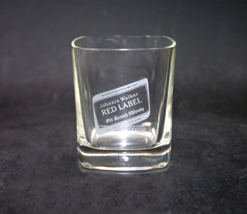 Peut inclure: Un verre &agrave; whisky en verre transparent avec une base carr&eacute;e et une &eacute;tiquette Johnnie Walker Red Label Scotch Whisky sur le c&ocirc;t&eacute;.