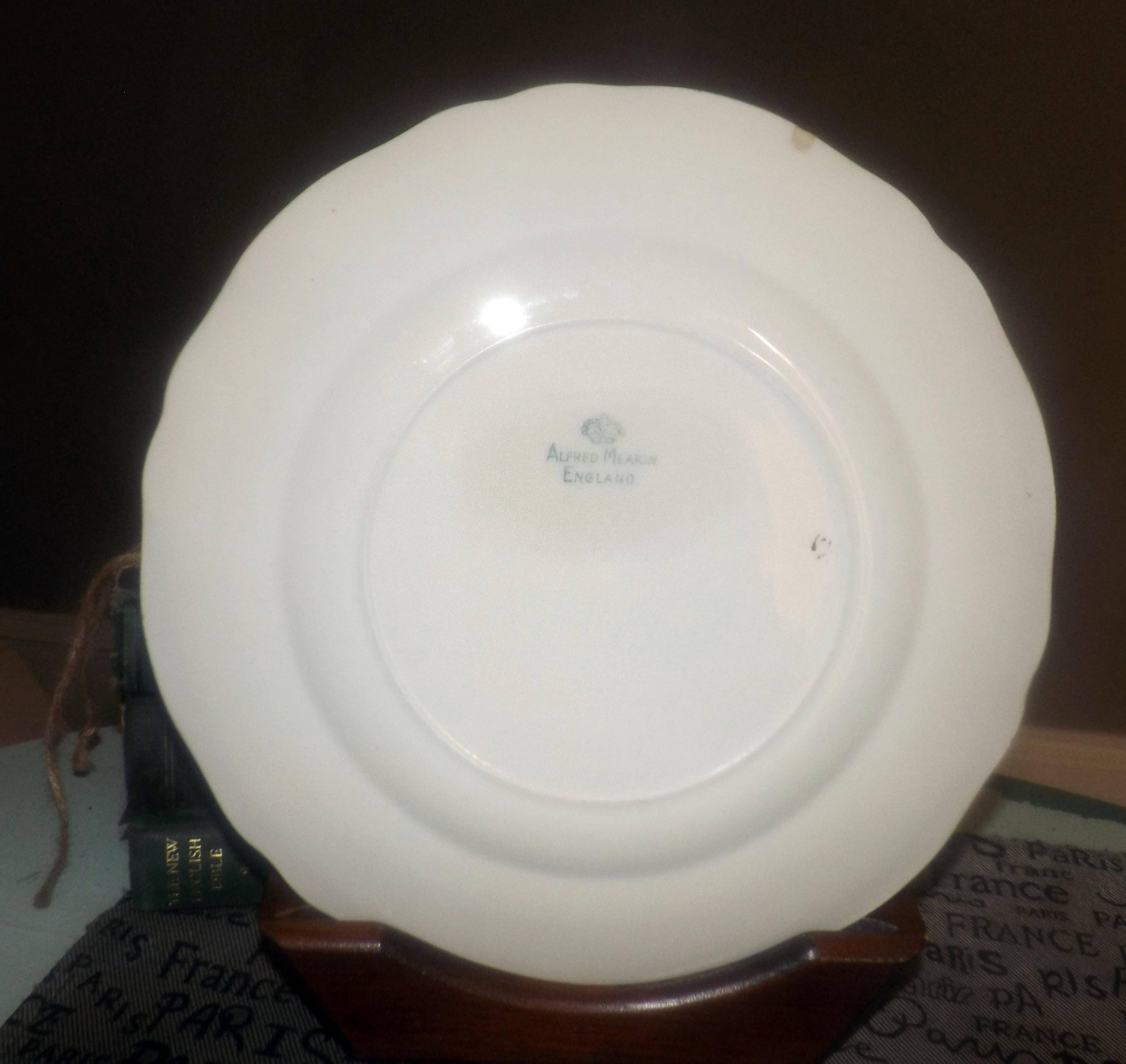 Early midcentury Alfred Meakin MEA384 dinner plate made in England.