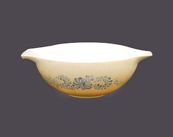 Vintage Pyrex Homestead 444 | 4L lugged cinderella mixing bowl. USA.