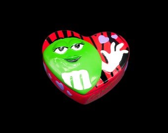 M&Ms Ms. Green heart-shaped covered candy, nut, trinket, ring, jewelry dish. Great vintage candy memorabilia. Minor flaw.