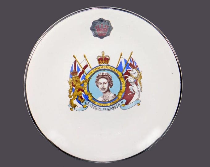 Queen Elizabeth II 1977 Silver Jubilee plate Barratts Staffordshire Prince William Pottery England. Original label, platinum edge.