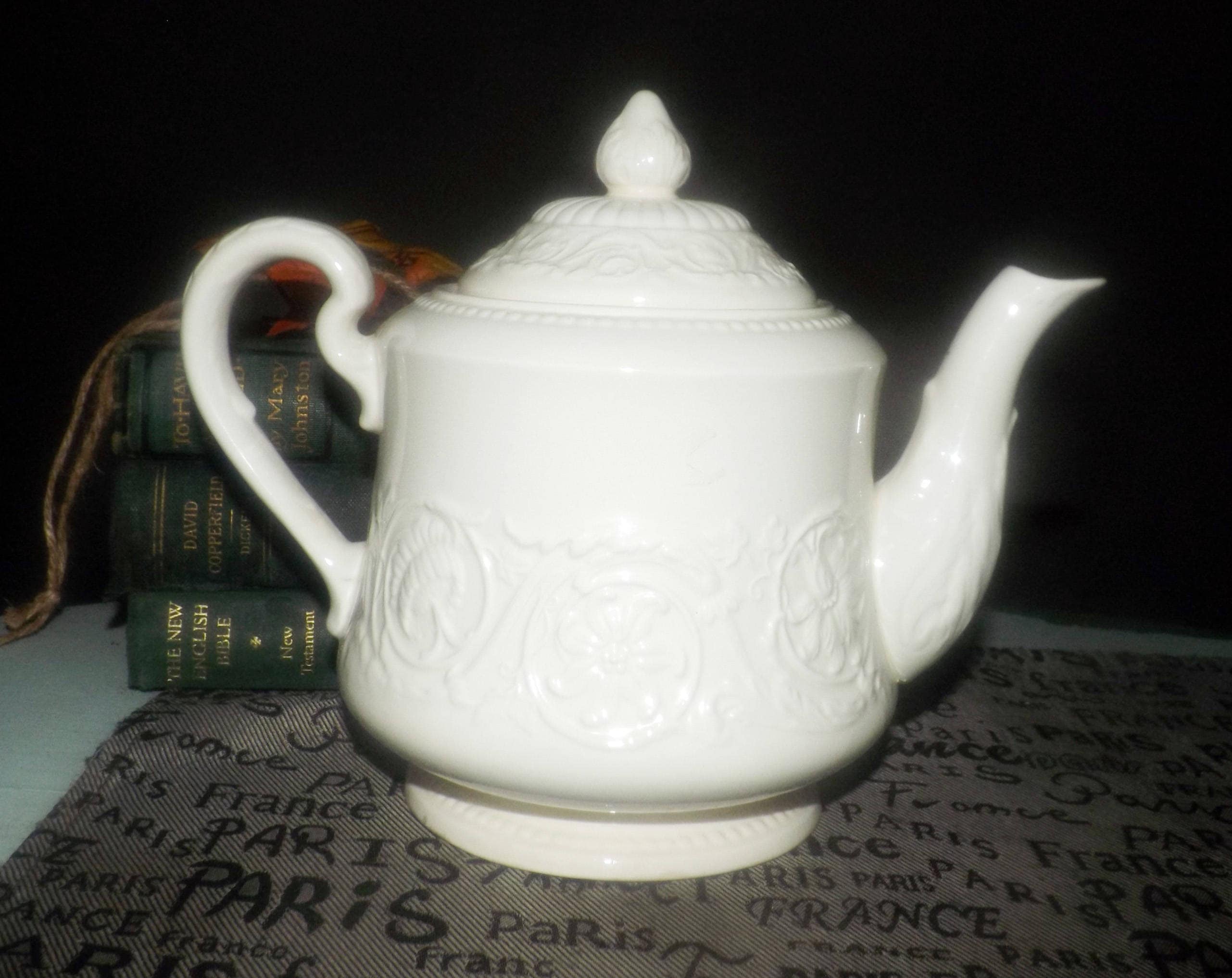 Midcentury Wedgwood Patrician teapot. Queensware line. made in England.