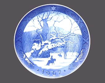 Royal Copenhagen Christmas 1967 decorative wall plate. The Royal Oak. Made in Denmark. Kai Lange design.