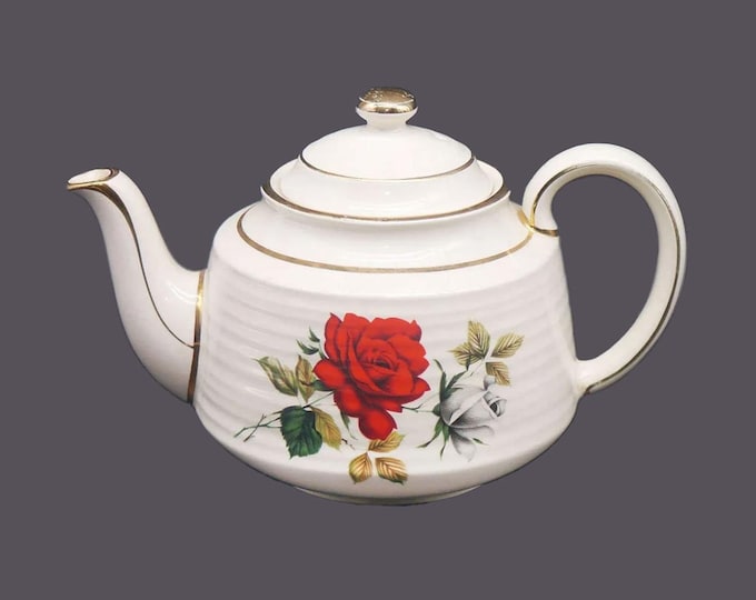 Sadler 3634F four-cup teapot made in England. Red roses.