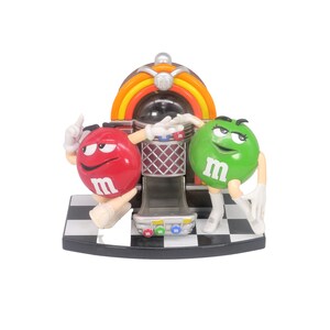 Distributeur de bonbons M&Ms Juke Box. M. Red et Mme Green dans ses bottes go-go dansent. Trop mignon.