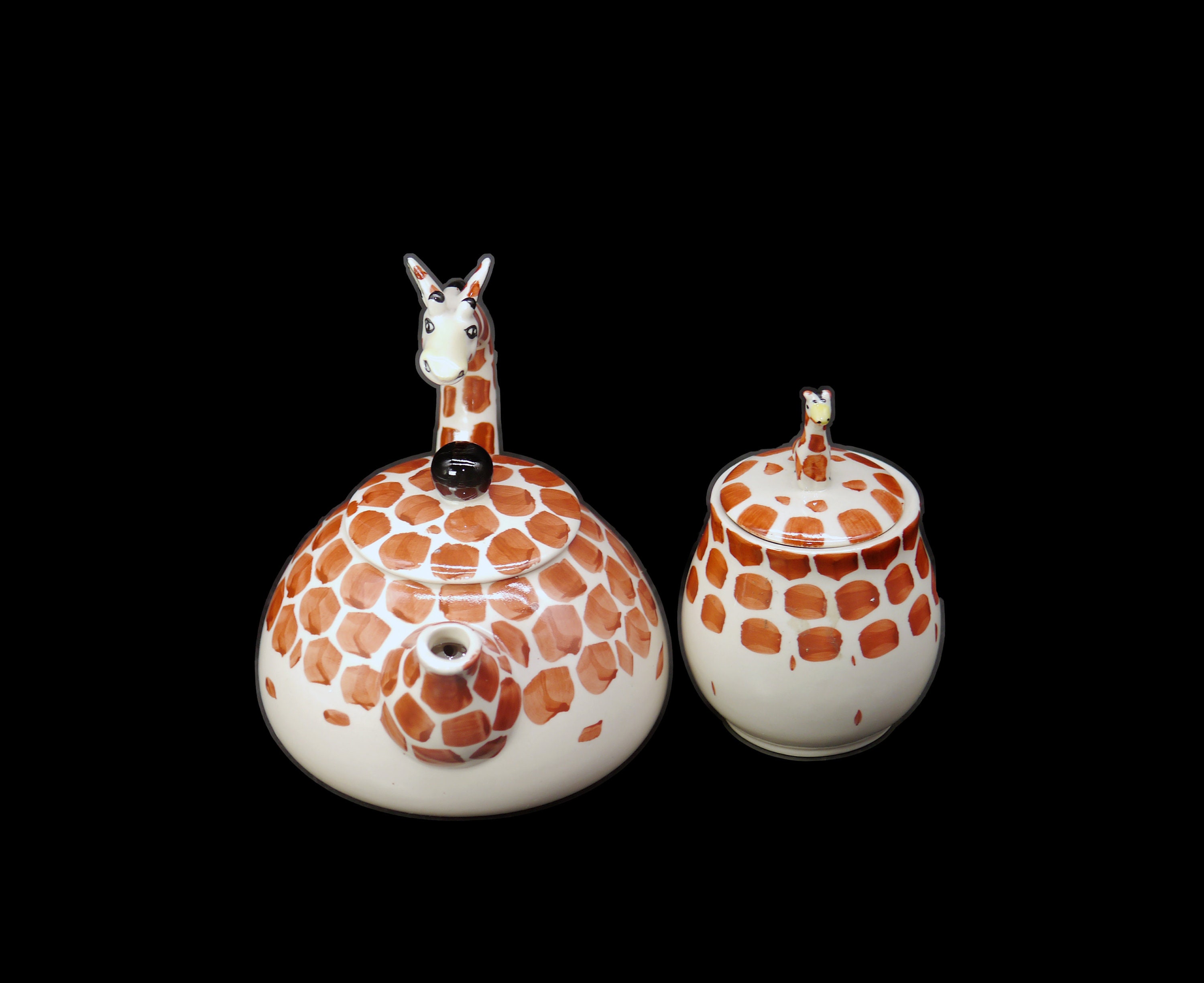 Pier 1 Giraffe teapot and covered sugar bowl. Too cute.