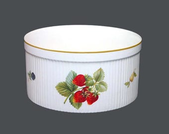 Vintage Wedgwood Fruit Sprays Croft style round souffle dish made in England.