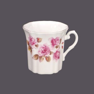 Caneca de chá em porcelana Royal Grafton. Rosas cor-de-rosa. Fabricada na Inglaterra.