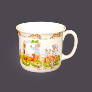 Royal Doulton Bunnykins Baby | Kind | Kleinkind Tasse mit Henkel | Becher. Barbara Vernon Bunnies an der Train Station Bunnytown made in England.