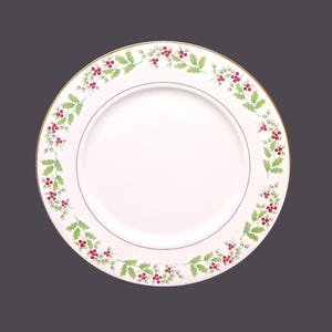 Piatto da portata / piatto da portata / piatto rotondo Christmas Harmony di Gibson Housewares. Agrifoglio stagionale e bacche rosse.