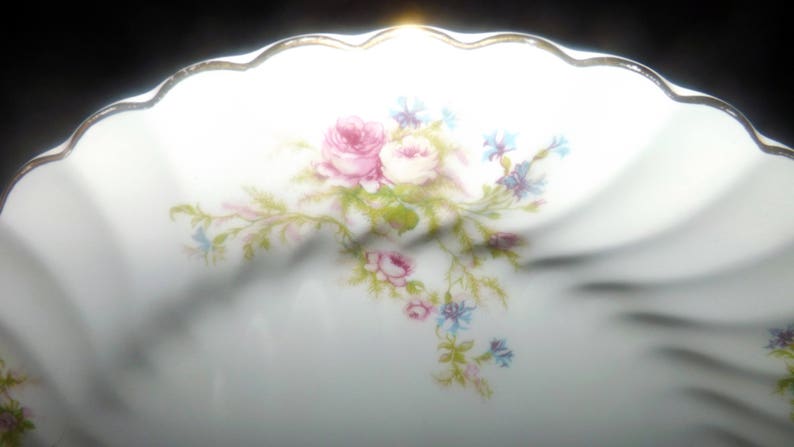 Johnson Brothers JB432 pattern dinner plate Floral sprays gold edge. swirl verge 1950s center florals Mid-century