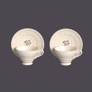 Pareja de juegos de taza y platillo Wedgwood Wellesley, fabricados en Inglaterra. Defecto (ver abajo).