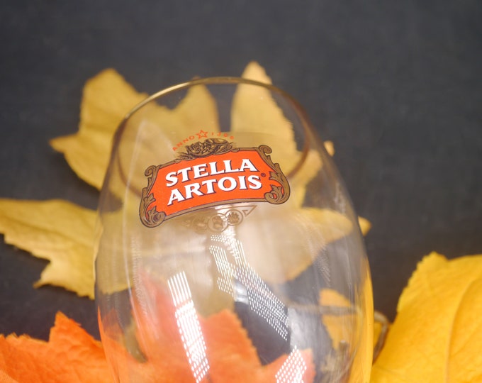Stella Artois 33cl footed goblet | stemmed beer glass. Etched-glass branding, professional dispensing mark. Gold rim.