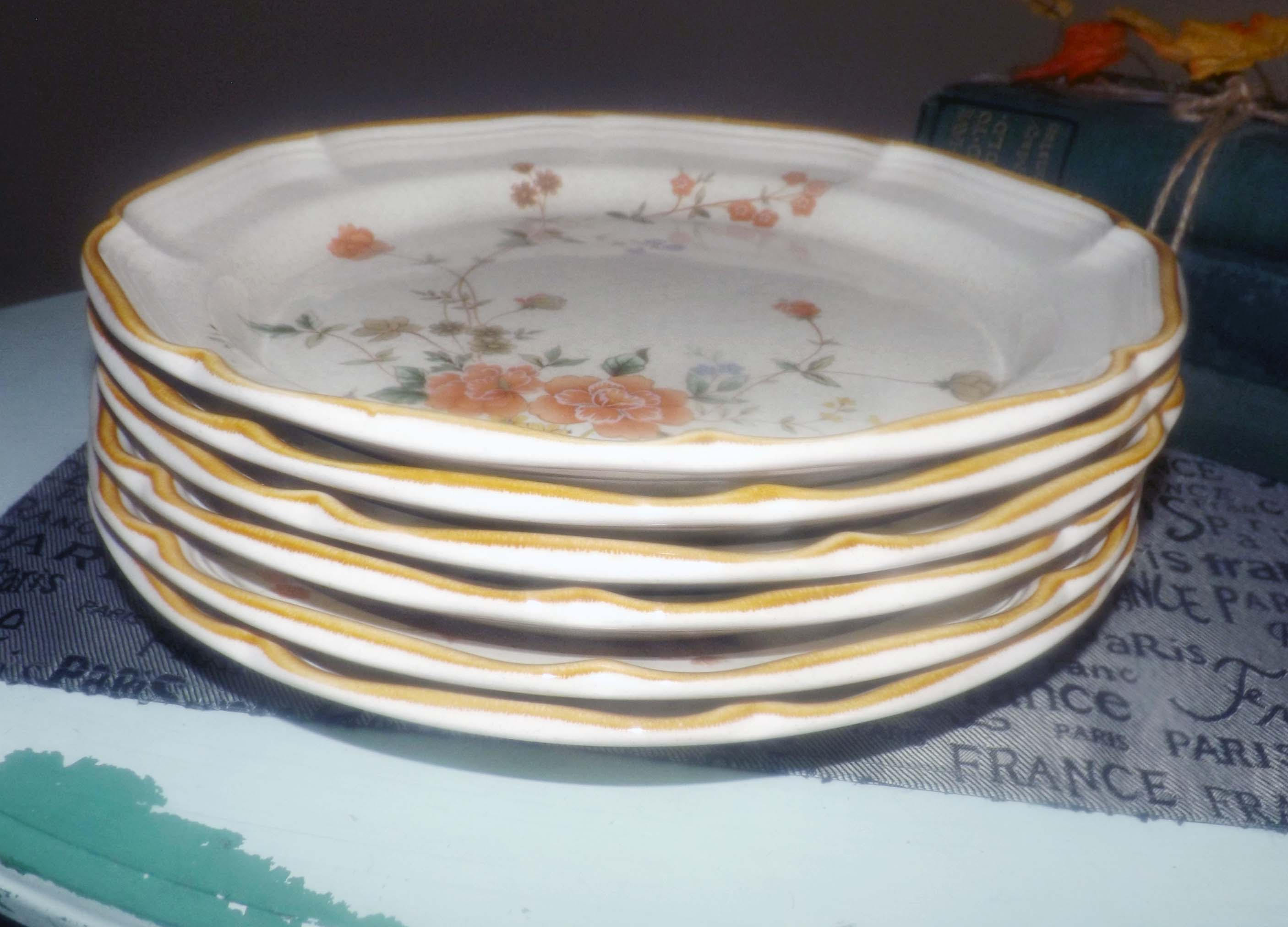 Vintage (1970s) Mikasa Silk Bouquet EC463 large dinner plate. Garden