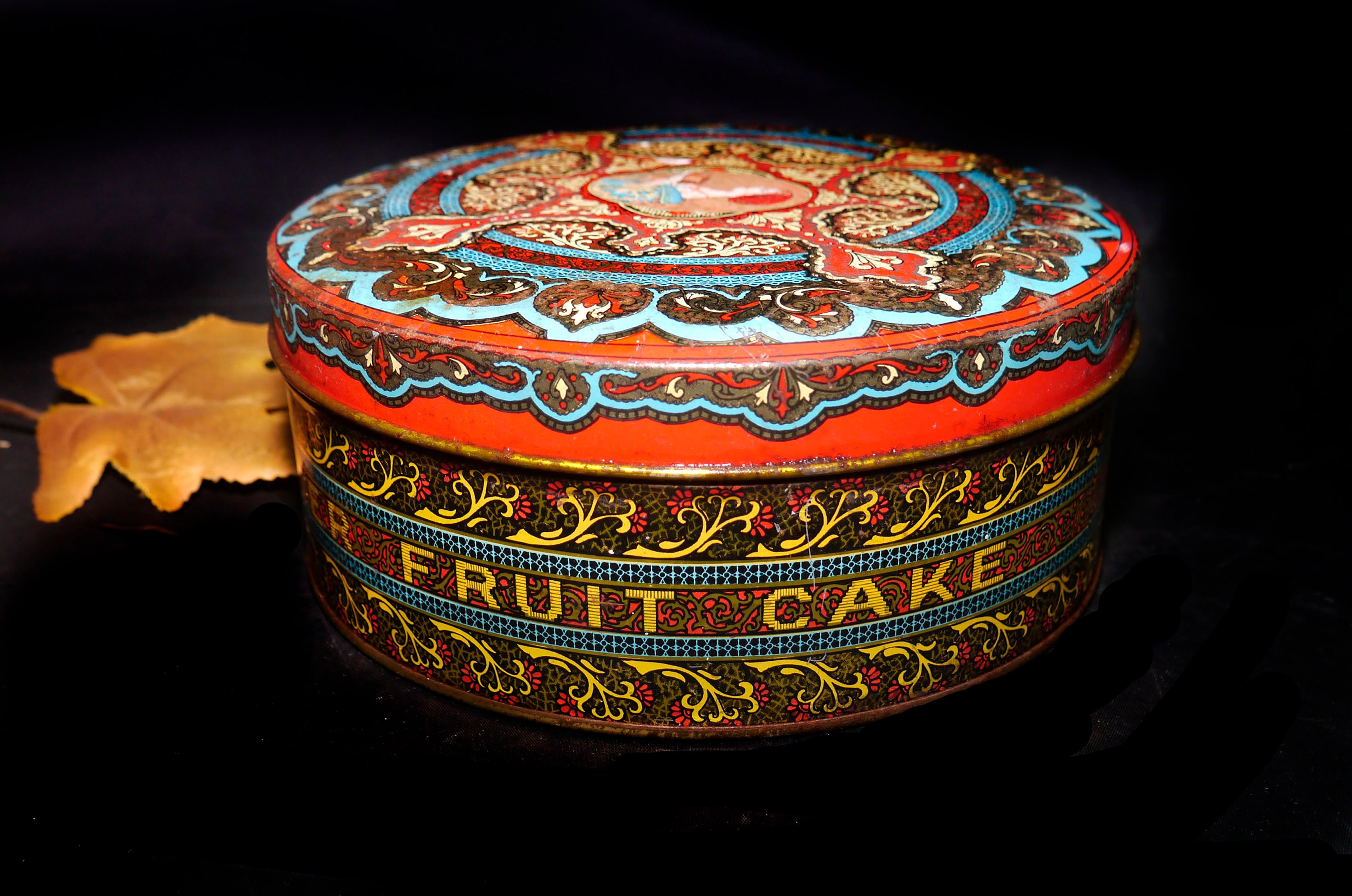 Wonder Fruit Cake round tin. Mosaic made in Canada for General Bakeries.