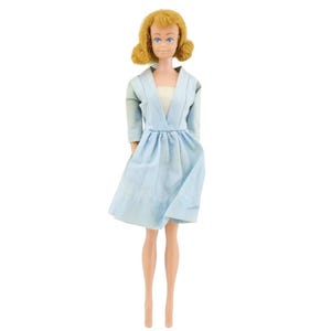 Mattel Midge 1968 Barbie Nummer 860 in Originalkleidung. Flippiges blondes Haar, blaues Kleid. Hergestellt in den USA.