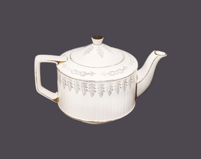 Sadler 3095 four-cup teapot made in England.