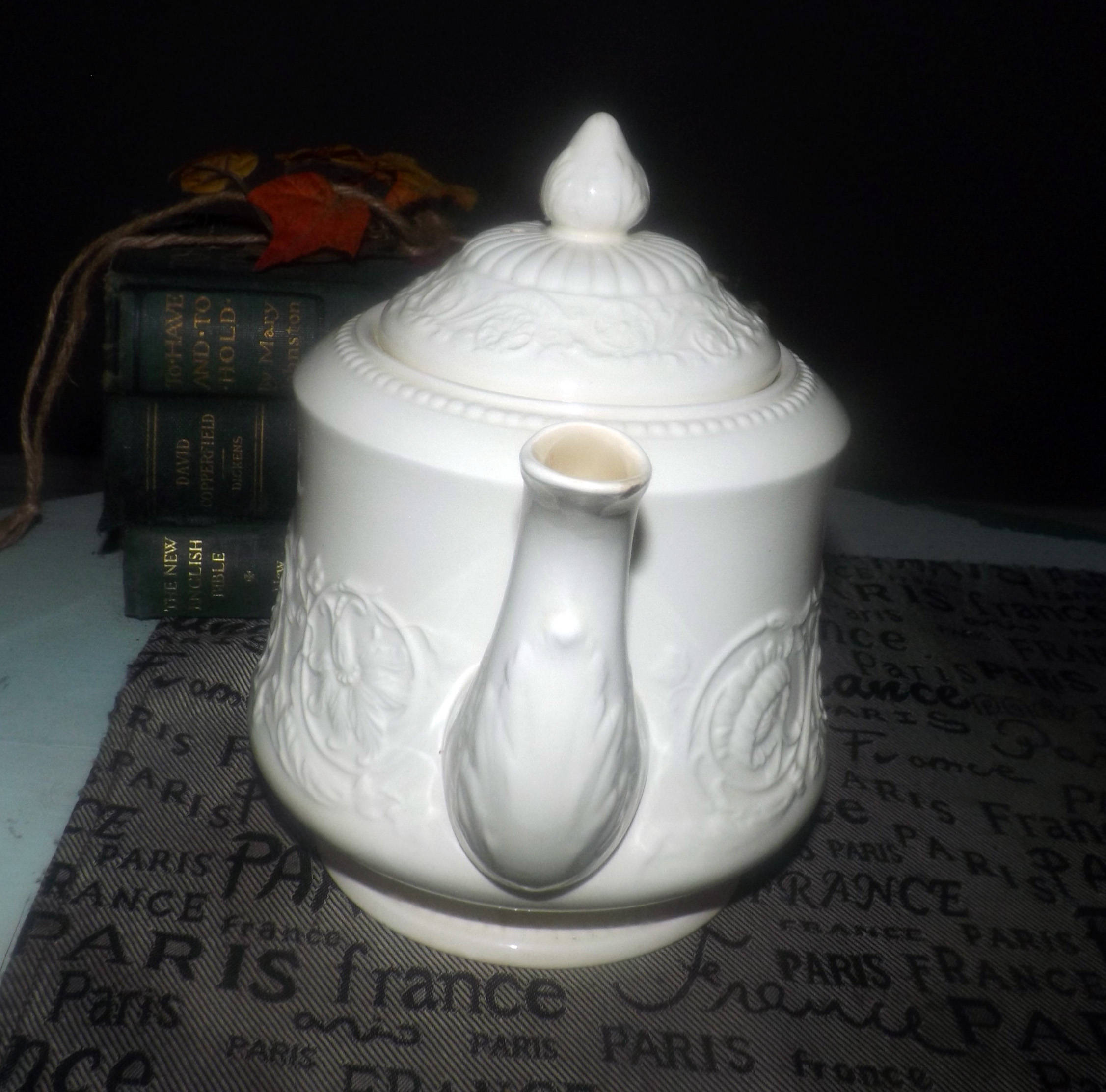 Wedgwood Patrician teapot. Queensware line. made in England. Flaw (see