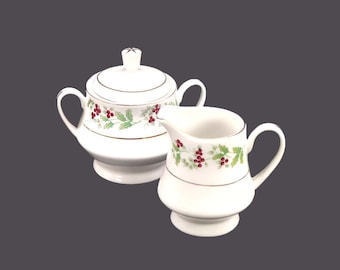 Vintage Gibson Housewares Christmas Harmony creamer en afgedekte suikerpot. Kerst servies.