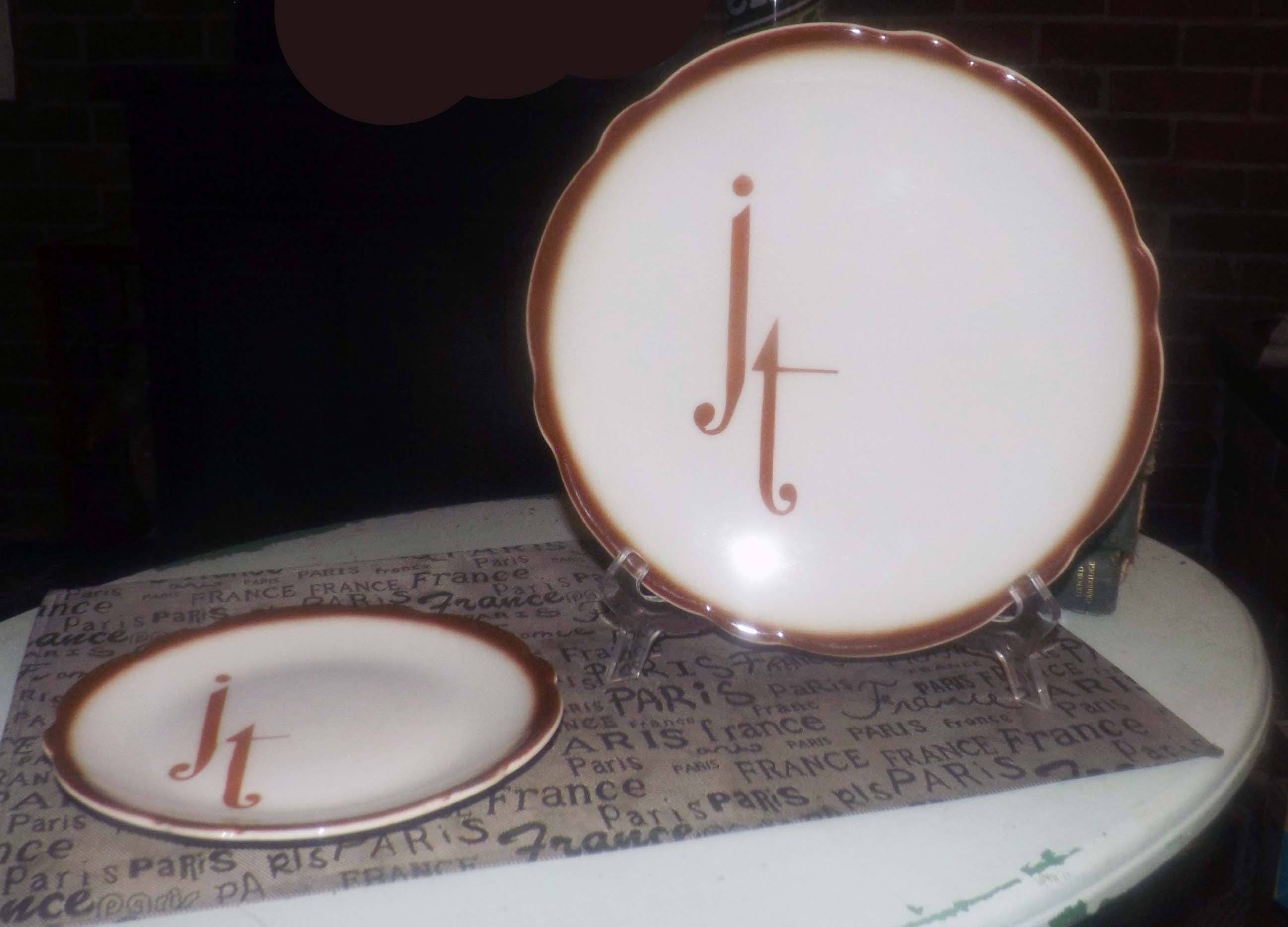 Pair of late midcentury (late 1950s) Wellsville China USA restaurantware hotelware plates