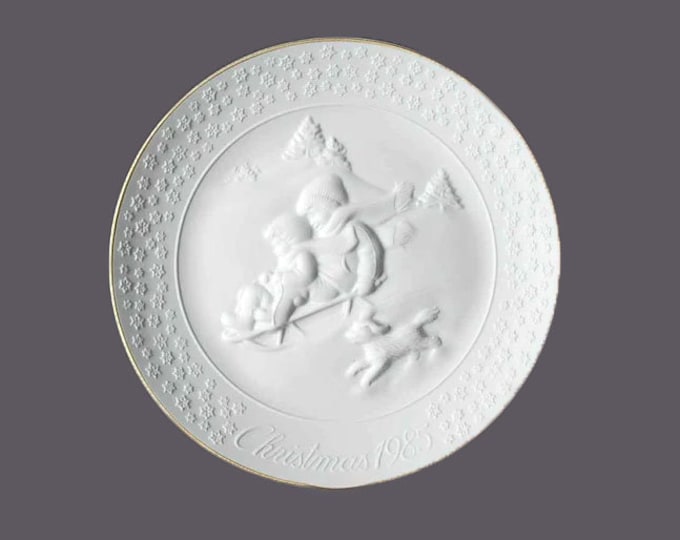 Avon A Child's Christmas 1985 porcelain bisque decorative plate made in Germany.