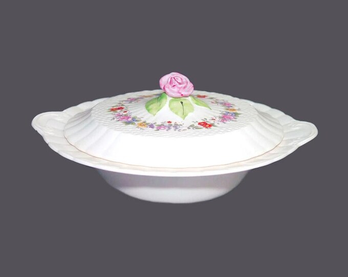 Simpsons Potters SIM6 round covered lugged vegetable serving bowl made in England. Flaws (see below).